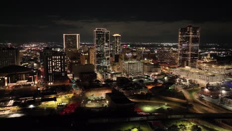 Fort-Worth,-Texas-skyline-at-night-with-drone-video-moving-in