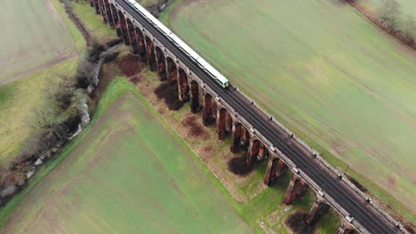 Overhead-Aufnahmen-Eines-Zuges,-Der-über-Das-Ouse-Tal-Viadukt-Fährt