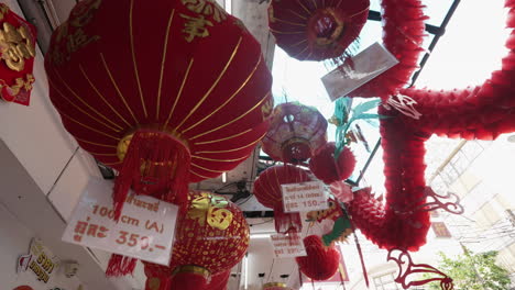 Chinese-Lanterns-at-Shop-in-Chinatown-in-Bangkok,-Thailand