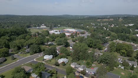 Drone-Volando-Sobre-La-Escuela-Secundaria-Del-Condado-De-Loudoun,-Leesburg-Virginia