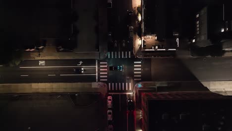 Fort-Worth,-Texas-traffic-intersection-at-night-with-drone-video-moving-down