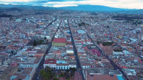 Blick-Auf-Die-Stadt-Riobamba-In-Ecuador,-Südamerika-Mit-Bergen-Im-Hintergrund