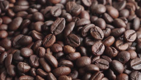 Geröstete-Kaffeebohnen-Fallen-Herunter-Und-Stapeln-Sich