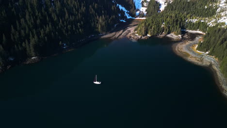 Eine-Drohne-Schoss-Um-Ein-Segelboot-Herum,-Das-Vor-Der-Knight-Island-Im-Sonnigen-Alaska-Festgemacht-Hatte