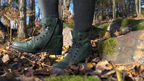 Frau-Spaziert-Im-Herbstwald-Aus-Nächster-Nähe,-Waldschutz,-CO2-Fußabdruck