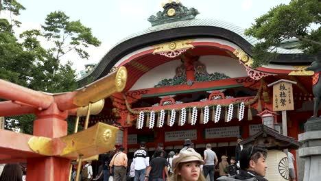 Fushimi-Inari-Taisha-Honden-Sanctuary-shrine-entrance-with-tourists-crowds,-Kyoto-Japan