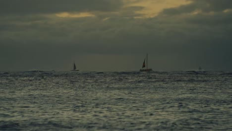 Segelboote-Säumen-Den-Horizont,-Während-Ein-Numinöser,-Stürmischer-Himmel-Die-Kulisse-In-Der-Nähe-Von-Diamond-Head-Hawaii-Säumt