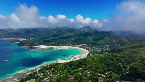 Vista-Panorámica-Aérea-De-La-Isla-Mahè-En-Las-Seychelles,-Océano-índico