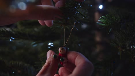 Decoración-De-Juguetes-Coloridos-Colgantes-En-El-árbol-De-Navidad-Verde-Cerca-4k