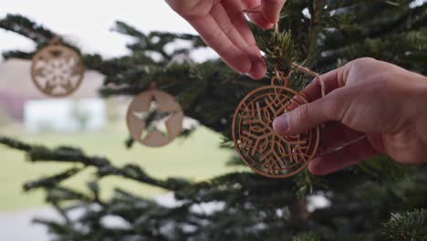 Hängende-Weihnachtsdekoration-Aus-Holzsperrholz-Am-Grünen-Baum