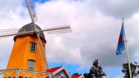 Antike-Hölzerne-Windmühle-In-Schweden,-Skandinavien,-Schwedische-Vintage-Windkraftanlage
