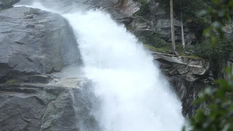Water-crashes-over-the-edge-of-the-cliff,-exhilarating-display-of-raw-power