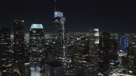 Luftaufnahme-Der-Beleuchteten-Wolkenkratzer-Der-Innenstadt-Von-Los-Angeles,-Türme-Des-Finanzviertels