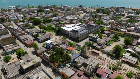 Flug-über-Das-Stadtbild-Von-Chichiriviche-Mit-Blick-Auf-Das-Karibische-Meer-Im-Falcon-State,-Venezuela