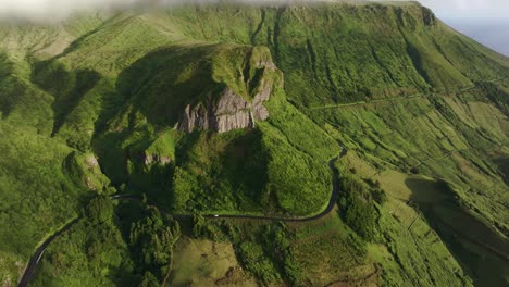 Drohnenansicht-Des-Berges-Rocha-Dos-Bordões-Mit-Autofahren-Auf-Flores-Azoren,-Luftaufnahme