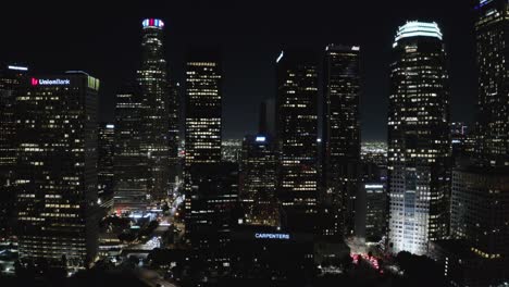 Innenstadt-Von-Los-Angeles,-Kalifornien,-USA-Bei-Nacht,-Drohnenaufnahme,-Türme-Und-Wolkenkratzer-Im-Licht