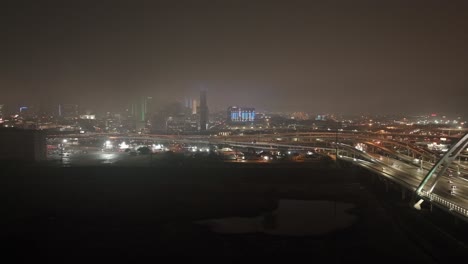 Skyline-Von-Dallas,-Texas-Bei-Nacht-Mit-Nebligem-Wetter-Und-Drohnenvideo-Stabile-Weitwinkelaufnahme