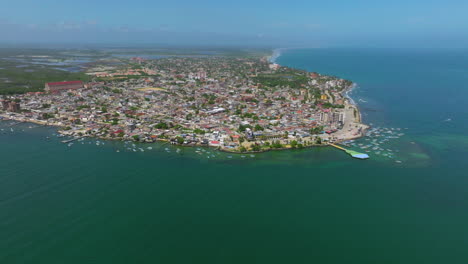 Panoramablick-Auf-Die-Venezolanische-Stadt-Chichiriviche-Im-Bundesstaat-Falcon-An-Der-Ostküste-–-Drohnenaufnahme