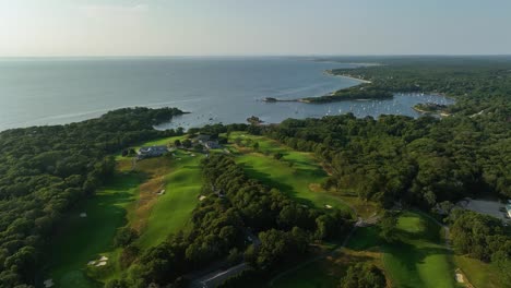 Drohnenaufnahme-Eines-Golfplatzes-In-Cape-Cod-Mit-Blick-Auf-Das-Wasser