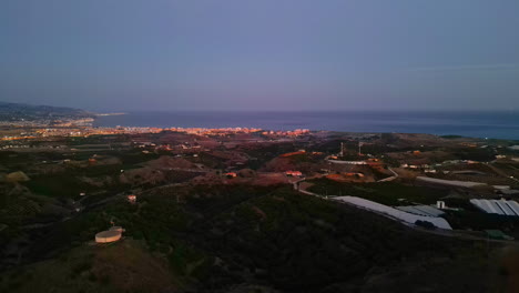 Luftaufnahme-Eines-Sonnenuntergangs-über-Malaga,-Spanien-Mit-Dem-Meer-Und-Den-Bergen,-Die-Ihn-Umgeben