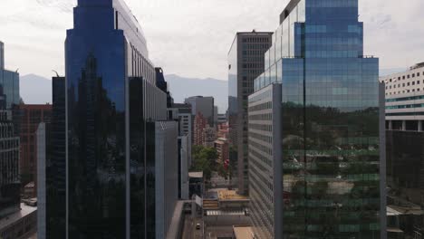 Luftaufnahmen-Zwischen-Bürogebäuden-Im-Finanzviertel
