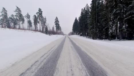 Die-Meisterhafte-Navigation-Bestimmt-Die-Reaktion-Des-Fahrzeugs-Auf-Winterliche-Herausforderungen-Auf-Der-Verschneiten-Autobahn