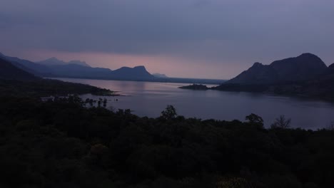 Drohnenaufnahme-Des-Palar-Staudamm-Reservoirs-Bei-Sonnenuntergang-Unter-Bewölktem-Himmel,-Tamil-Nadu