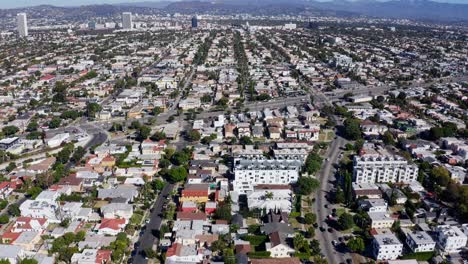 Mid-City,-Zentraler-Stadtteil-Von-Los-Angeles,-Freiliegende-Drohnenaufnahme-Von-Straßen-Und-Gebäuden