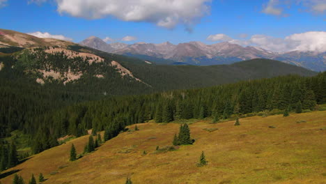 Farbenfrohe-Colorado-Kinofilm-Drohne-Im-Sommer,-Boreas-Pass,-Breckenridge-Gipfel,-Kreisstromleitungen,-Grünes-Gras,-Dramatische,-Unglaubliche-Landschaft,-Felsige-Berggipfel,-Tageslicht,-Vorwärts,-Offenbaren,-Bewegung