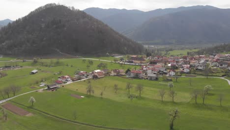 Vista-Aérea-De-Una-Aldea-Rural-En-Eslovenia-A-Principios-De-Primavera,-Drones-Volando
