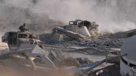 Humvees-Israelíes-Atraviesan-Escombros-De-Hormigón-Y-Restos-De-Acero-Retorcidos-De-Gaza
