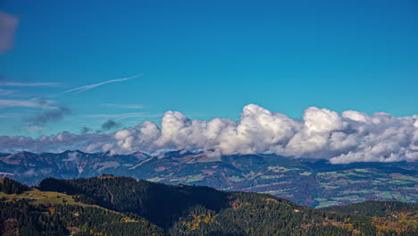 Nubes-Moviéndose-Sobre-Maravillosas-Colinas-Verdes-De-Naturaleza-En-Bosques-Rurales
