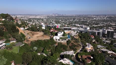 Luftaufnahme-über-Dem-Luxusviertel-Hollywood-West-Mit-Blick-Auf-Den-Sunset-Blvd-Und-Die-Innenstadt-Von-Los-Angeles-An-Einem-Klaren,-Blauen-Tag