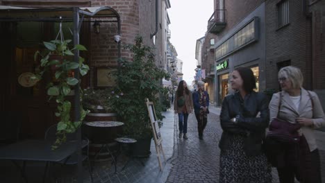 Gente-Caminando-Por-Las-Calles-De-Amsterdam-Durante-La-Tarde-De-Año-Nuevo