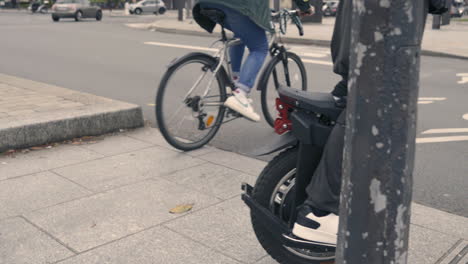 Einrad-Elektroroller-Fahrer-In-Zeitlupe-überquert-Die-Straße-An-Der-Porte-De-Vincennes,-Frankreich