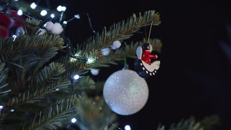 Colgando-Decoración-De-Juguetes-Coloridos-En-El-árbol-De-Navidad-Oscuro-4k