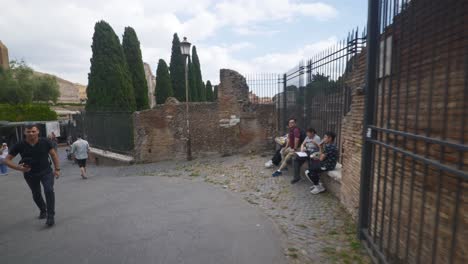 Rom-Immersiver-POV:-Umzug-In-Belebten-Straßen-Zur-Chiesa-Santi-Luca-E-Martina,-Italien,-Europa,-Gehen,-Wackelig,-4k-|-Überfüllte-Straßen-In-Ruinen