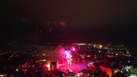 Fuegos-Artificiales-Que-Crean-Un-Ambiente-Festivo-Y-De-Celebración-En-La-Ciudad-De-Svitavy