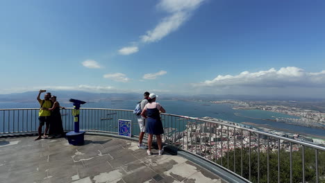 Turistas-Disfrutando-De-La-Vista-Desde-La-Roca-Superior-De-La-Ciudad-De-Gibraltar