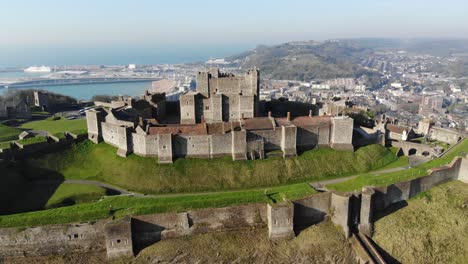 Ein-Erstaunlicher-Luftaufstieg-Vor-Der-Mittelalterlichen-Burg-Von-Dover