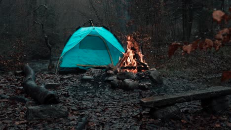 Camping-Otoñal-Aislado-Con-Tienda-Resplandeciente-Y-Fuego-Crepitante