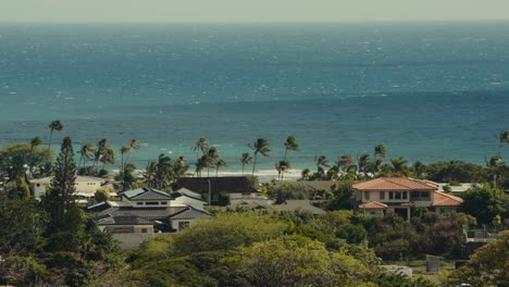 Eine-Kleine-Küstengemeinde,-Gesäumt-Von-Palmen-Und-Einer-Wunderschönen-Blauen-Kulisse-Des-Pazifischen-Ozeans-Auf-Hawaii