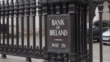 Detalle-De-La-Puerta-De-Entrada-Del-Banco-De-Irlanda-En-Dublín