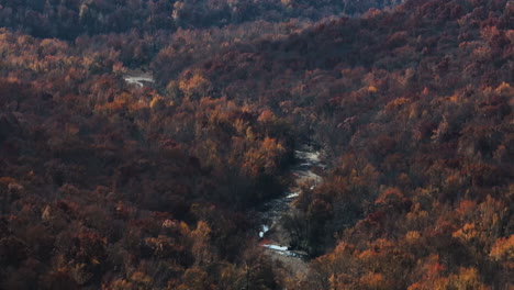 Malerische-Aussicht-Auf-Den-Lee-Creek-River-Im-Herbst,-Teleobjektiv,-Nach-Unten-Geneigt
