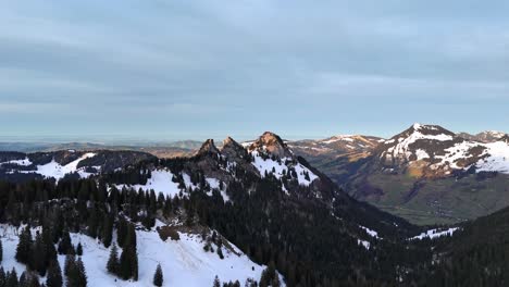 Filmischer-Drohnenflug-über-Wunderschöne-Schweizer-Alpen-In-Der-Wintersaison-Und-Sonnenstrahlen-Auf-Berggipfeln