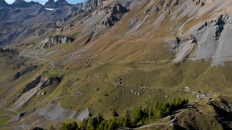 Luftaufnahme-Der-Landschaft-Rund-Um-Den-Lac-De-Salanfe-Und-Seinen-Staudamm-Im-Wallis,-Schweiz-An-Einem-Sonnigen-Herbsttag-In-Den-Schweizer-Alpen-Mit-Blick-Auf-Die-Umliegenden-Alpengipfel-Und-Klippen
