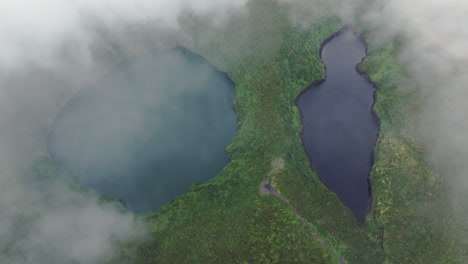 Luftaufnahme-Der-Schwarzen-Lagunen-Lagoa-Negra-Und-Lagoa-Longa-Azoren-Mit-Niedrigen-Wolken