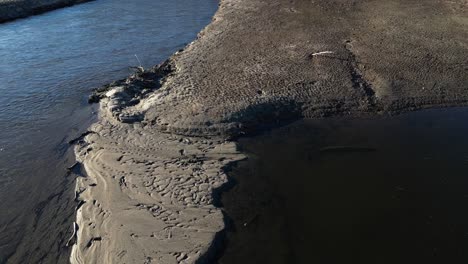 Vuelo-De-Drones-Sobre-El-Río-Que-Está-Muy-Erosionado