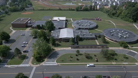Drone-Volando-Por-La-Escuela-Primaria-Catoctin,-Leesburg-Va