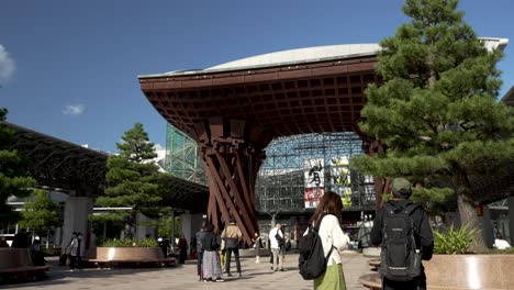 Secuencia-En-Cámara-Lenta,-La-Puerta-Tsuzumi-mon-En-La-Estación-De-Kanazawa-Despliega-Su-Grandeza-Arquitectónica